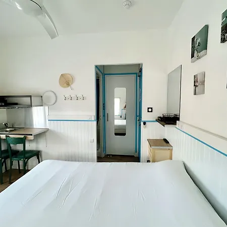 Oasis Hotel *